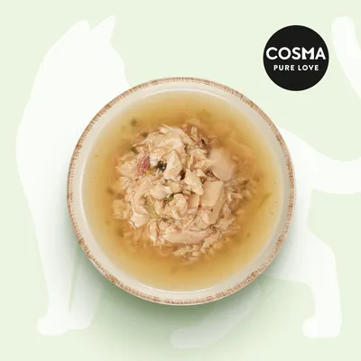 Cosma Pure Love márkájú leveses állateledel tálban, darabos húsdarabokkal és lével, világos háttéren.