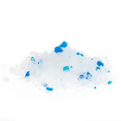 Hoop transparante en blauwe silica korrels, zichtbaar als kattenbakvulling. Geen merknaam of tekst aanwezig.