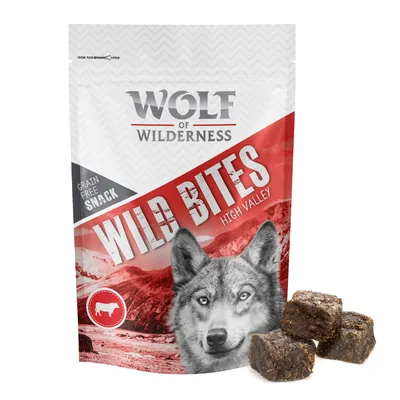 Wolf of Wilderness Wild Bites High Valley, Grain Free Snack, balenie s obrázkom vlka a hovädzieho mäsa, tri kocky maškrty vedľa obalu