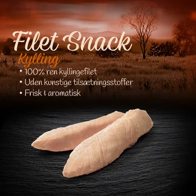 Filet Snack Kylling, 100% ren kyllingefilet, uden kunstige tilsætningsstoffer, frisk & aromatisk. To stykker kyllingefilet vist på sort baggrund.