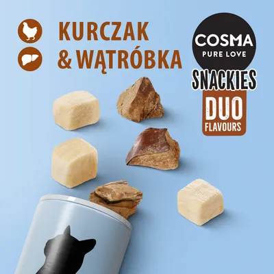 COSMA PURE LOVE SNACKIES DUO FLAVOURS, kurczak & wątróbka. Przysmaki dla kota w dwóch smakach widoczne obok puszki z sylwetką kota.