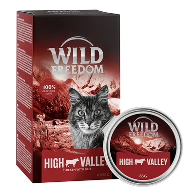Wild Freedom High Valley, recette 100 % sans céréales, poulet et bœuf, boîte de 6 x 85 g. Texte visible : 'CHICKEN WITH BEEF', '85 G'. Image d’un chat sur l’emballage.