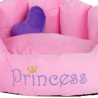 Rózsaszín kisállatágy lila szívpárnával, hímzett 'Princess' felirattal és arany koronával.