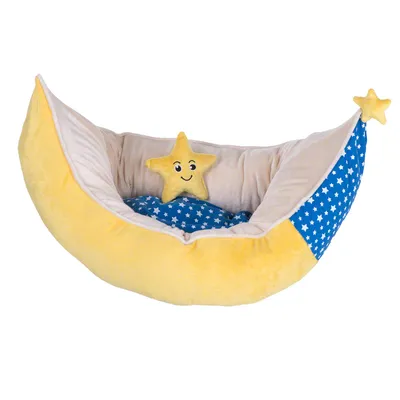 Cama para mascotas en forma de luna amarilla con interior beige, cojín azul con estrellas blancas y peluche de estrella amarilla sonriente. Material textil visible.