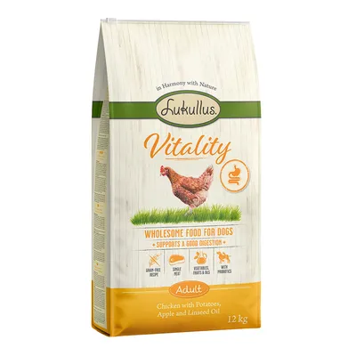 Sac Lukullus Vitality Adult 12 kg, poulet avec pommes de terre, pomme et huile de lin. Texte visible : Wholesome food for dogs, supports a good digestion, grain-free recipe, with probiotics.