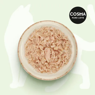 Assiette de nourriture humide pour chat, morceaux de viande claire. Marque visible : COSMA PURE LOVE.