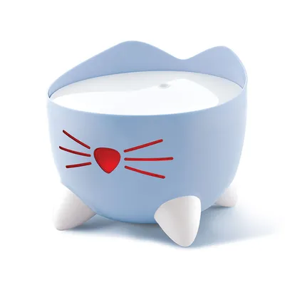Fonte de água azul-clara em forma de gato com bigodes vermelhos e tampa branca. Design com orelhas e patas.