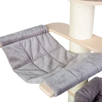 Amaca grigia in tessuto imbottito montata su struttura in legno chiaro, parte di un tiragraffi con colonna rivestita in corda.