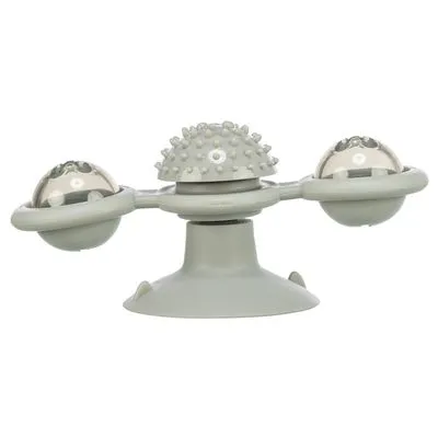 Grijs kattenspeeltje van plastic met zuignap, twee doorzichtige bollen en een centrale bol met noppen. Alle onderdelen zichtbaar gemonteerd op een ronde basis.