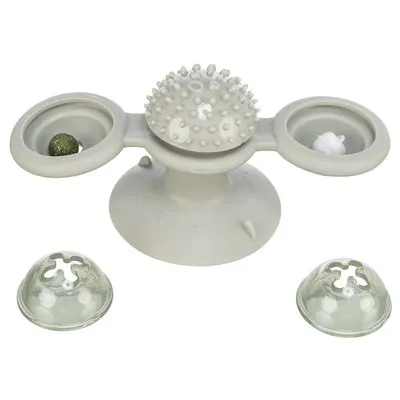 Grijs kattenspeelgoed met zuignap, twee ronde compartimenten met balletje en wit object, centrale bol met noppen, twee losse doorzichtige deksels zichtbaar.