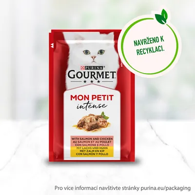 Purina Gourmet Mon Petit intense s lososem a kuřetem. Text: Navrženo k recyklaci. Složení uvedeno v několika jazycích na obalu.