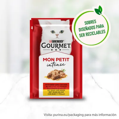 Sobre de comida para gatos Purina Gourmet Mon Petit Intense con buey y pollo. Texto: sobres diseñados para ser reciclables. Visita: purina.eu/packaging para más información.