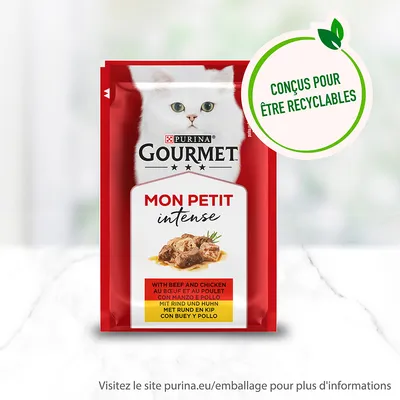 Purina Gourmet Mon Petit intense, sachet pour chat au bœuf et au poulet. Texte visible : conçus pour être recyclables. Informations multilingues sur le goût.