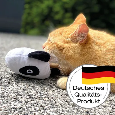 Červený kocour si hraje s panda hračkou. Pečeť s německou vlajkou a textem: Deutsches Qualitäts-Produkt.