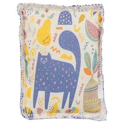 Kissen mit buntem Design, zeigt eine blaue Katze und Muster aus Früchten und Pflanzen. Stoff mit Fransenrand.
