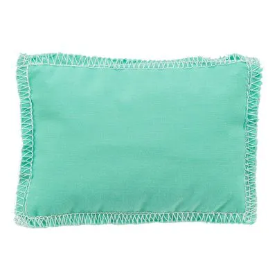 Rechthoekig kussen van stof met zichtbare witte stiksels langs de randen, effen turquoise kleur, geen merknaam of tekst zichtbaar.