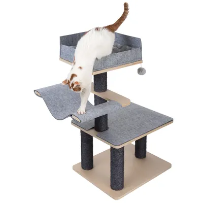 Kratzbaum mit drei Ebenen, Sisalstämmen und grauen Filzflächen. Katze klettert von oberer Liegefläche auf mittlere Ebene.