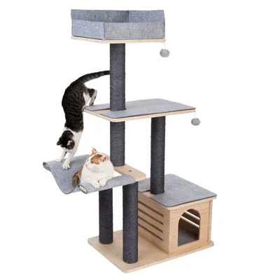 Kradsestativ med flere niveauer, sisalstammer, hule og to katte, én liggende og én klatrende.