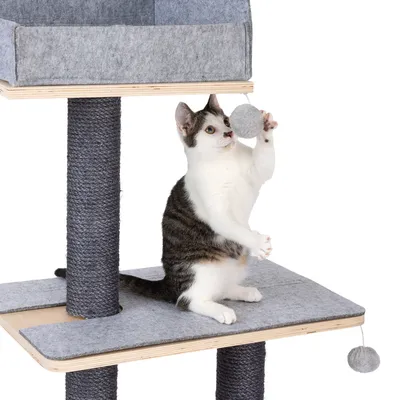 Kradsestativ med gråt filtcover, sisalstammer og legebold. Kat leger med hængende bold på nederste platform.