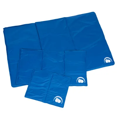 Tappetini refrigeranti blu in diverse misure con logo bianco nell'angolo, adatti alla regolazione della temperatura.