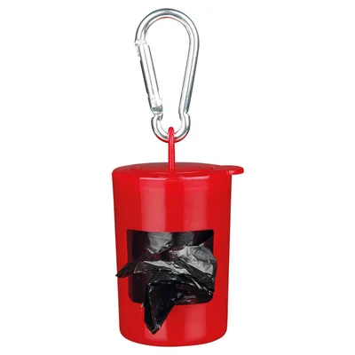 Červený plastový zásobník s černou rolí sáčků na odpadky a stříbrnou karabinou k připevnění.
