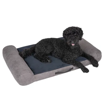 Zwarte hond ligt op een rechthoekig, grijs-blauw hondenbed met verhoogde rand.