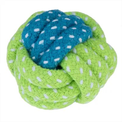 Fonott játék labda zöld és kék pamut kötélből, fehér díszítéssel.