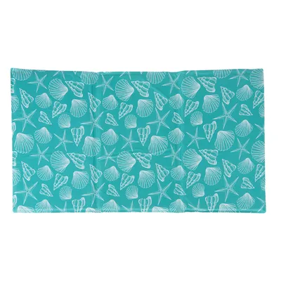 Turkoosi matto, jossa valkoisia simpukka- ja meritähtikuvioita, sopii koristeelliseksi alustaksi.