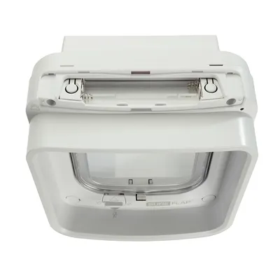 SureFlap kattelem i hvid plast med åben batterirum og synlige fjederholdere, gennemsigtig lem og mærketekst 'SURE FLAP' på fronten.
