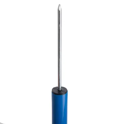 Metallstab mit spitzer Spitze und blauem Griff, geeignet für Bodenbefestigung oder ähnliche Anwendungen.
