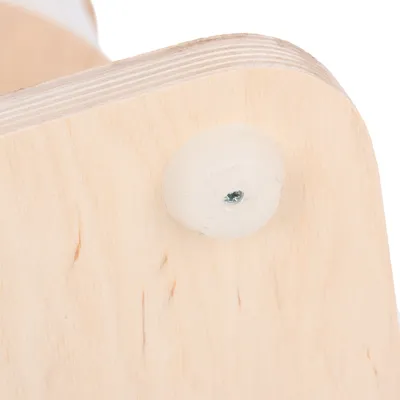 Detailaufnahme einer Holzplatte mit abgerundeter Ecke und weissem Kunststofffüsschen, befestigt durch eine Schraube.