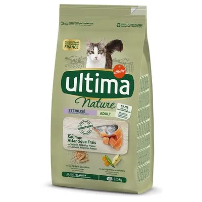 Verpakking Ultima Nature Sterilised Adult kattenvoer met Atlantische zalm, 1,25 kg. Tekst: zonder kleurstoffen/conserveermiddelen, gemaakt in Frankrijk, afbeelding van kat en zalm.