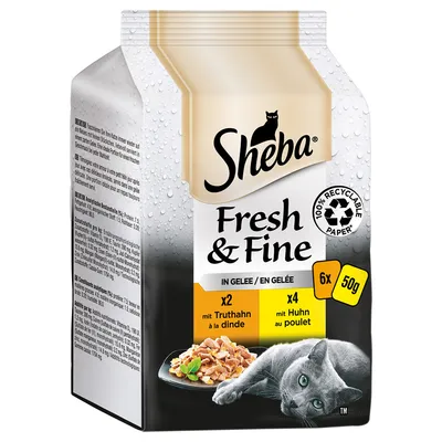 Sheba Fresh & Fine i gelé, 6x50g. Varianter: 2x kalkon, 4x kyckling. Förpackning av 100% återvinningsbart papper. Visad: grå katt och serverad mat.