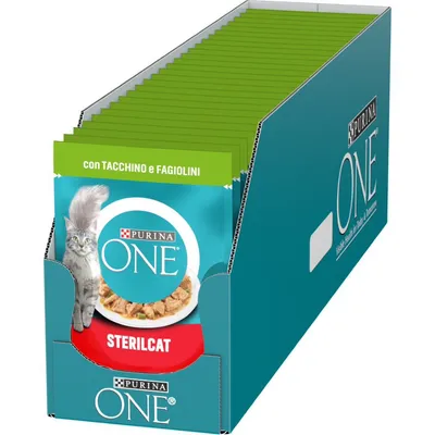 Confezione multipla di Purina ONE Sterilcat, con tacchino e fagiolini, bustine visibili in esposizione. Immagine del prodotto con gatto sul fronte della confezione.