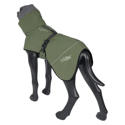 Manteau vert pour chien sur mannequin, marque rukka visible, fermeture à clip et détails réfléchissants.
