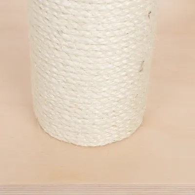 Zbliżenie na biały sznurek sizalowy, odpowiedni do naprawy drapaka lub projektów DIY.