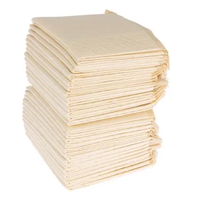 Stapels opgevouwen beige matten, rechthoekig en van textielachtig materiaal, zonder zichtbare merknaam of tekst.