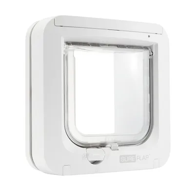 Chatière blanche en plastique avec volet transparent, marque SUREFLAP visible sur le bas du cadre.