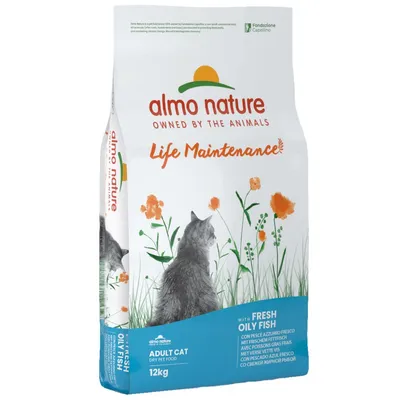 almo nature Life Maintenance Adult Cat torrfoder med färsk fet fisk, 12 kg. Text: WITH FRESH OILY FISH. Bild på katt och blommor på förpackningen.
