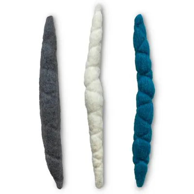 Trois bâtonnets torsadés en feutre, un gris foncé, un blanc et un bleu, alignés verticalement sur fond blanc. Aucun texte ou marque visible.