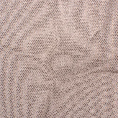 Gros plan sur un tissu beige à texture tissée, avec un bouton central visible. Matériau textile uniquement, aucun autre élément n’est montré.