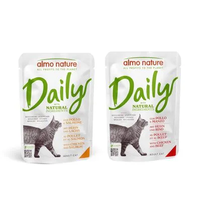 Twee zakjes Almo Nature Daily natvoer voor volwassen katten, varianten kip & zalm en kip & rund. Tekst: 'with natural ingredients', 'all profits to the planet'.