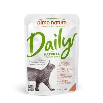 almo nature Daily met natuurlijke ingrediënten, stukjes met tonijn en zalm, adult cat. Tekst in meerdere talen zichtbaar op de verpakking.