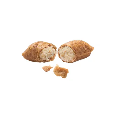 Dos snacks partidos por la mitad con cobertura crujiente y relleno cremoso, migas visibles.