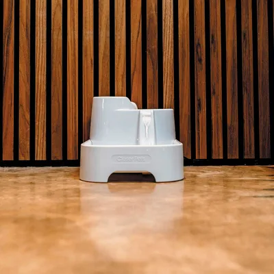 Fontanella bianca in plastica con marchio Closer Pets visibile sul davanti, getto d'acqua centrale.