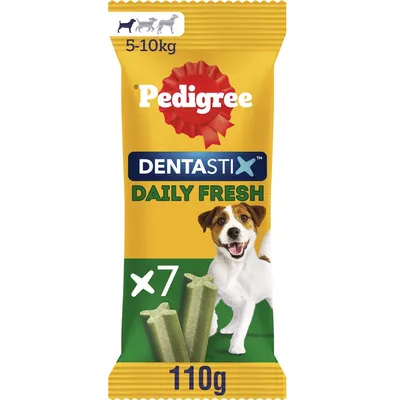 Pedigree Dentastix Daily Fresh za pse 5–10 kg, pakiranje s 7 štapića, 110 g. Prikaz proizvoda i slike psa na ambalaži.