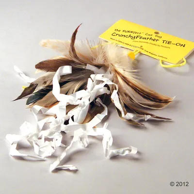 The PURRfect Cat Toy CrunchyFeather TIE-ON, произведена в САЩ от странични продукти от птици. Играчка с пера и бели хартиени ленти.