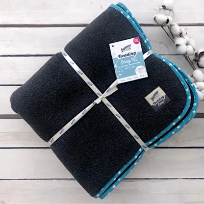 Bunny Bedding Easy XL, sötétszürke szőnyeg kék szegéllyel és csillagmintával. Bunny-szalaggal és címkével csomagolva. XL méret, könnyű tisztítás és kényelem.