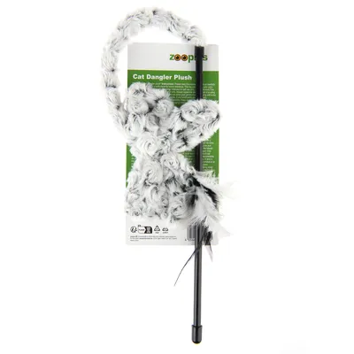 Jouet pour chat Zooplus Cat Dangler Plush, peluche grise à motif animal avec tige noire, emballage visible avec texte en anglais et logos de recyclage.