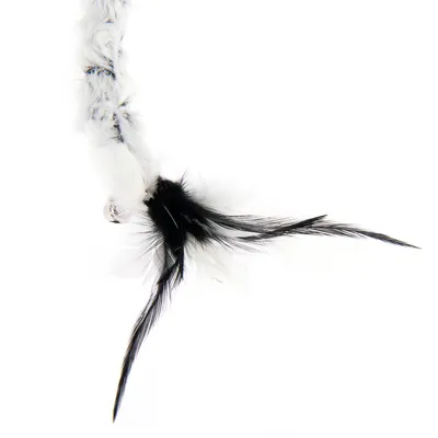 Baguette pour chat avec tige recouverte de tissu peluche blanc et plume noire et blanche à l’extrémité, sans marque visible.
